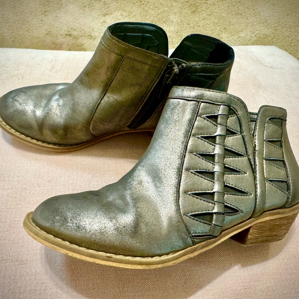 Tucker + Tate Silver Ankle Booties with Modern Design